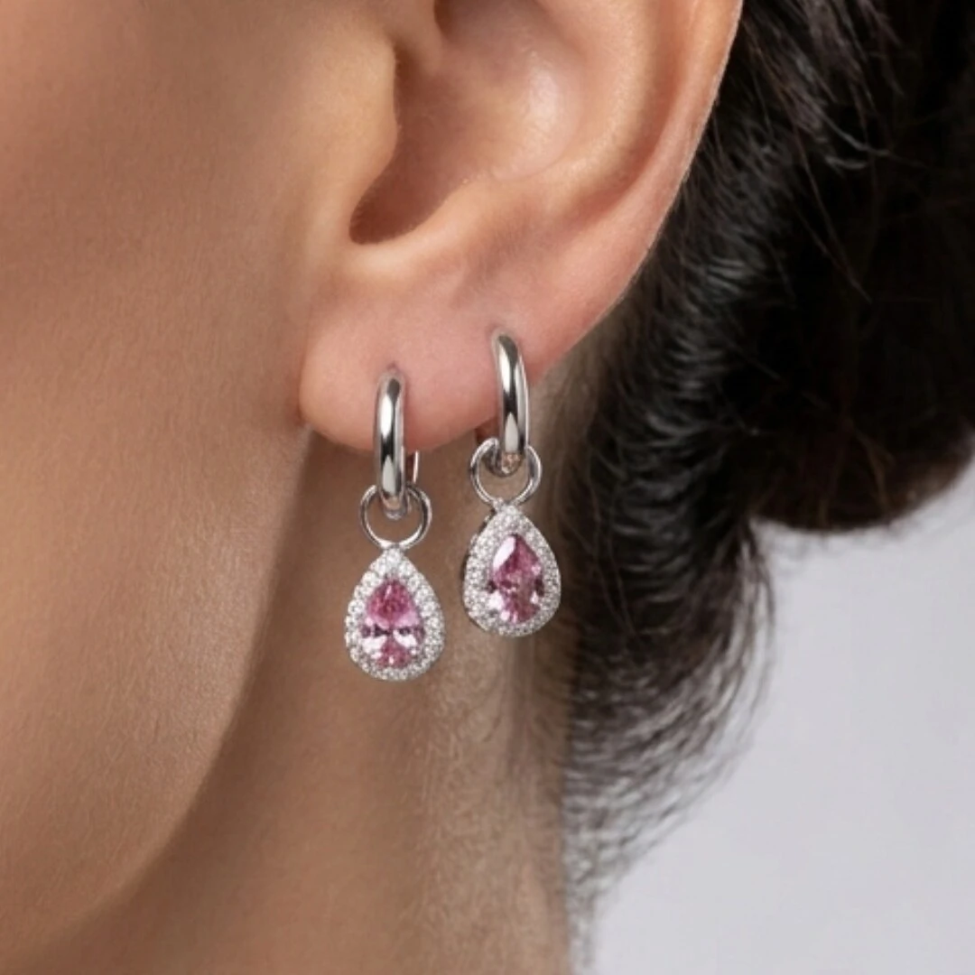 Foto Argola Charm Gota Rodolita com Zircônias | Prata 925 com Ródio | Argola 1,5 cm | Gota 1 cm × 0,7 cm