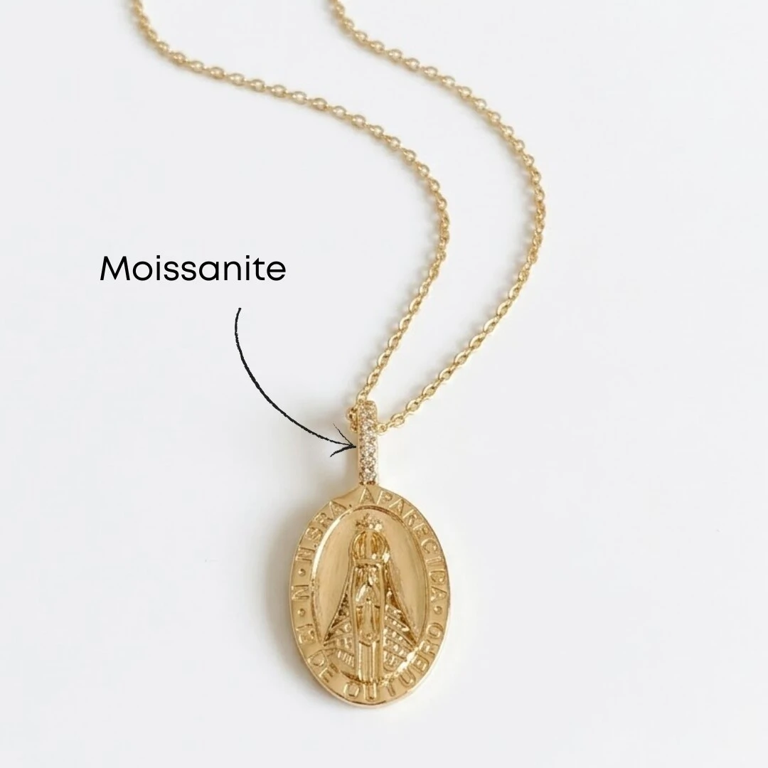 Foto Colar Oval Nossa Senhora Aparecida Liso Moissanite na Argola Corrente Regulável Prata com Banho de O