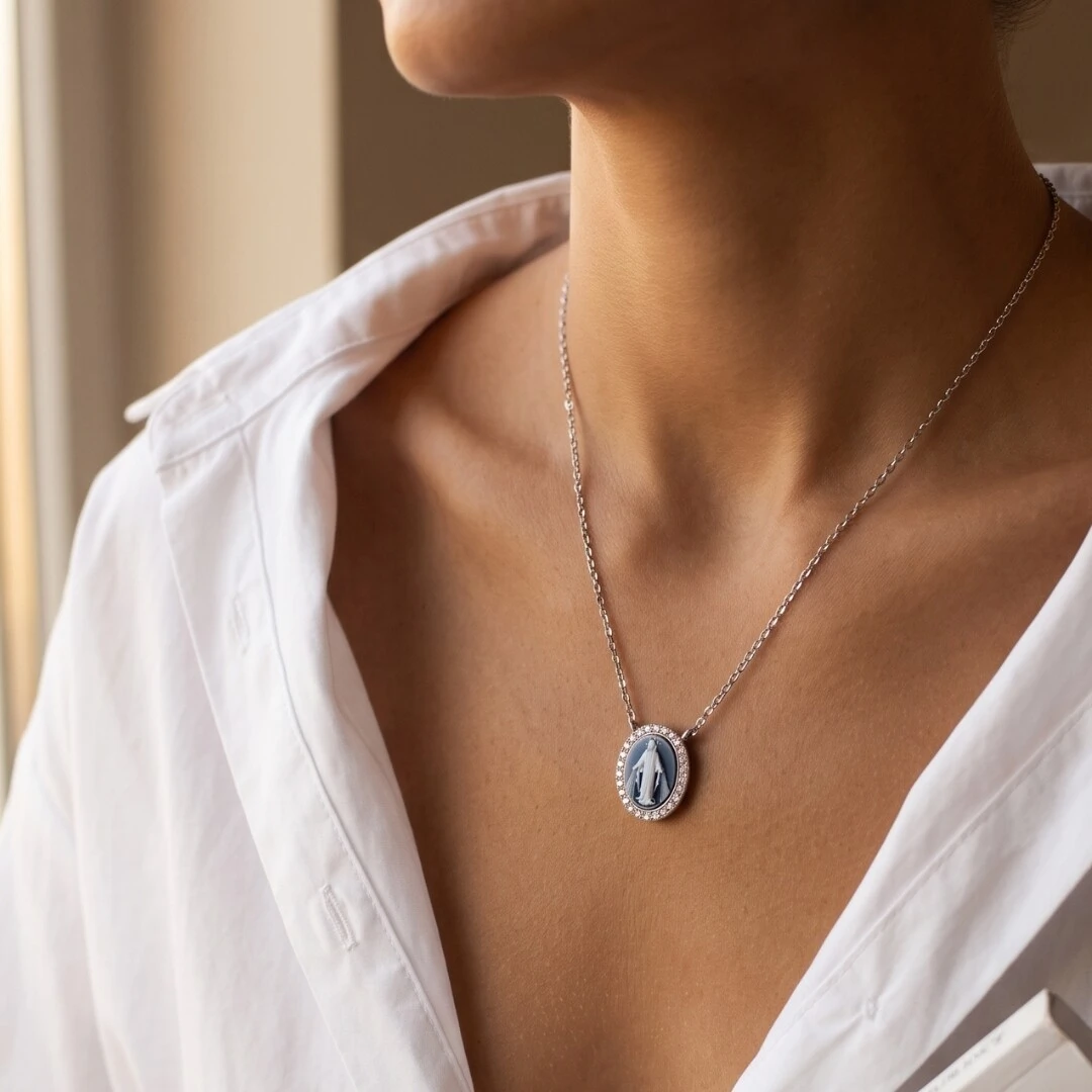 Foto Colar Nossa Senhora das Graças Camafeu Azul com Moissanites | Prata 925 com Ródio | 1,4 cm × 1,2 cm