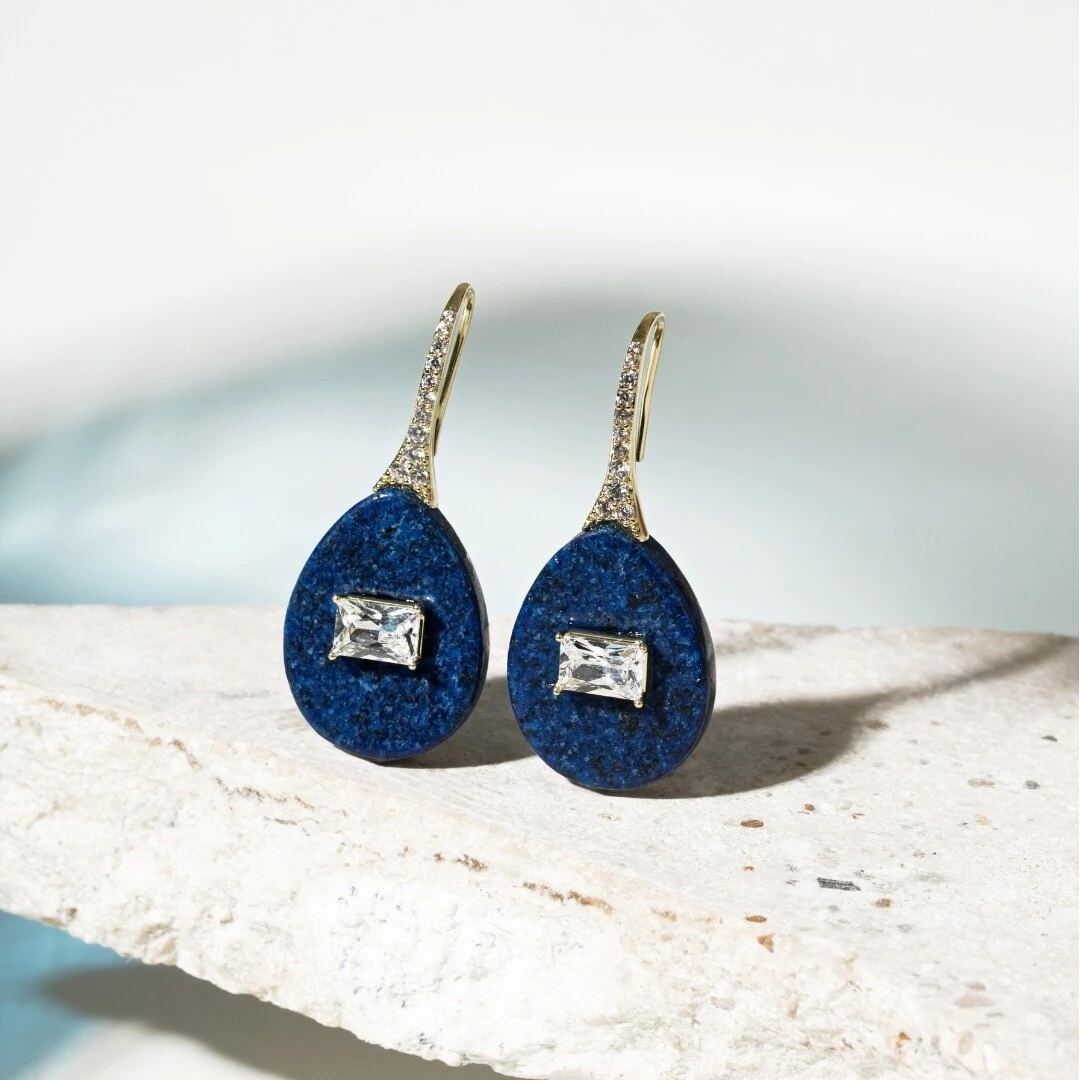 Foto Brinco Gota Lápis Lazuli Lab e Zircônia Fecho Gancho Banho de Ouro 18k