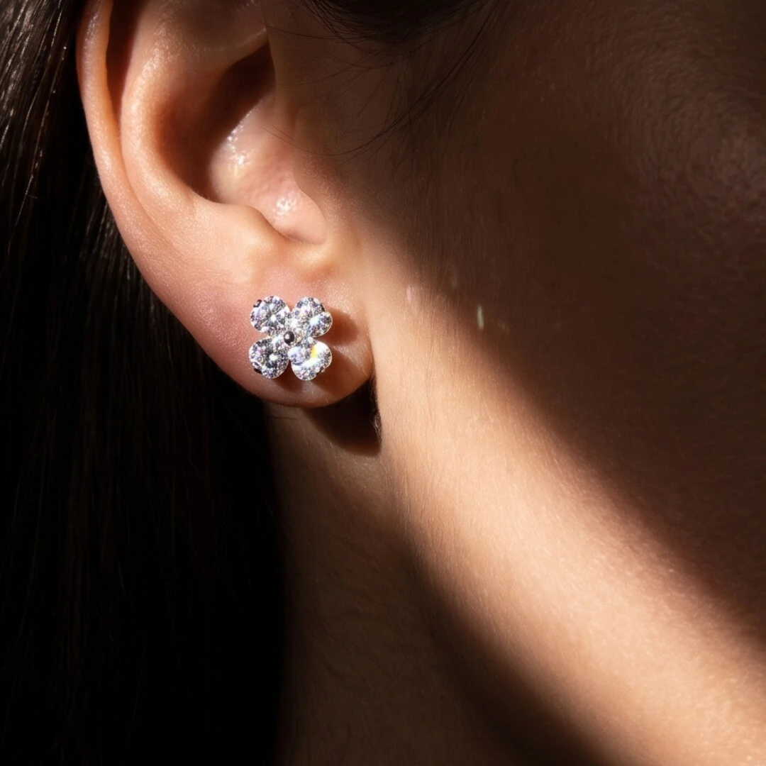 Foto Brinco Trevo com Moissanites G | Prata 925 com Ródio | 0,4 cm × 0,4 cm | 1,2 ct