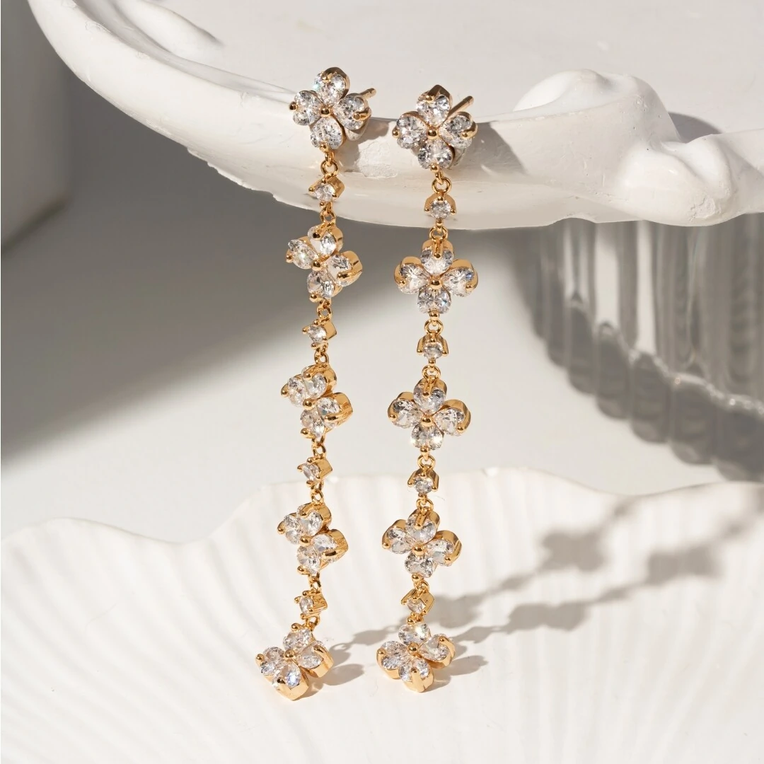 FotoBrinco Longo Florzinhas com Zircônia Banho Ouro 18k