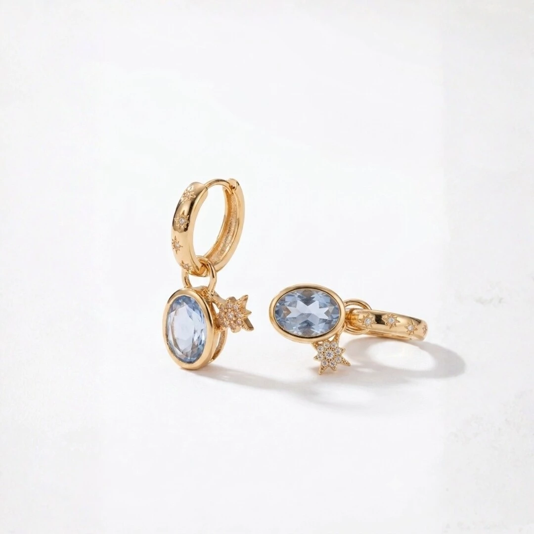 Foto Argola com Charm Cristal London Blue Oval e Zircônias | Liga Metálica Banho Ouro 18k