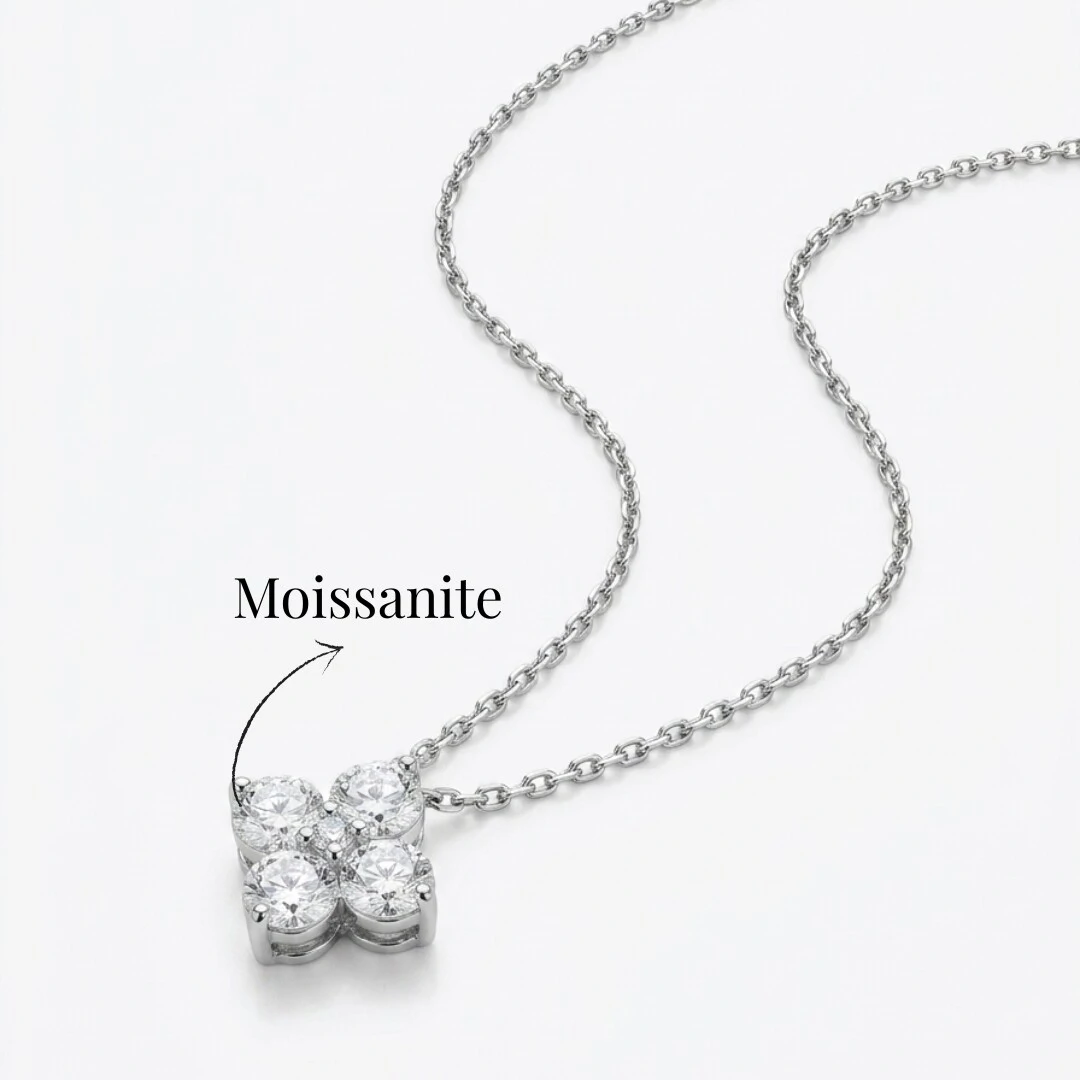 Foto Colar Pingente Trevo com Moissanites | Prata 925 com Ródio | 0,4 cm | 1,2 ct | 40–45 cm