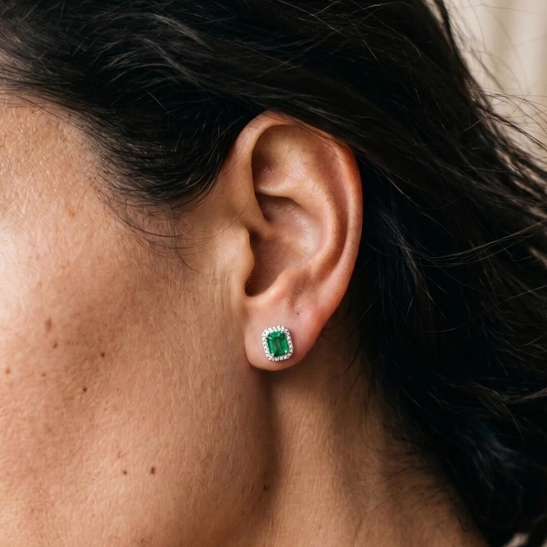 FotoBrinco Quadrado Zircônia Esmeralda com Halo | Prata 925 com Ródio Branco | 7mm