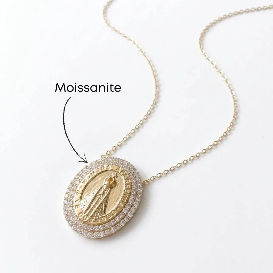 Foto Colar Nossa Senhora Aparecida Oval Duas Fileiras de Moissanite Corrente Regulável Prata com Banho de