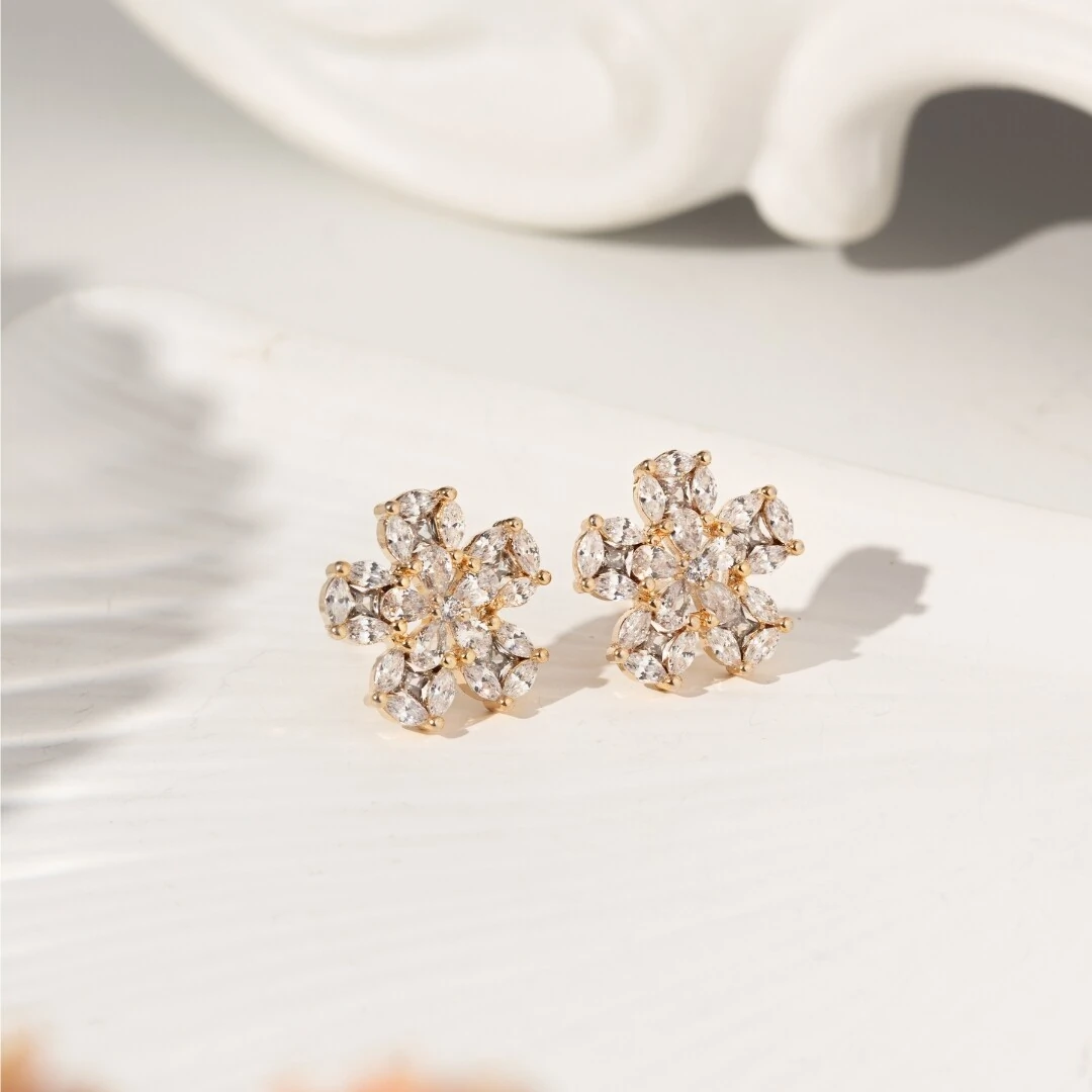 FotoBrinco Flor de Zircônias Banho de Ouro 18K