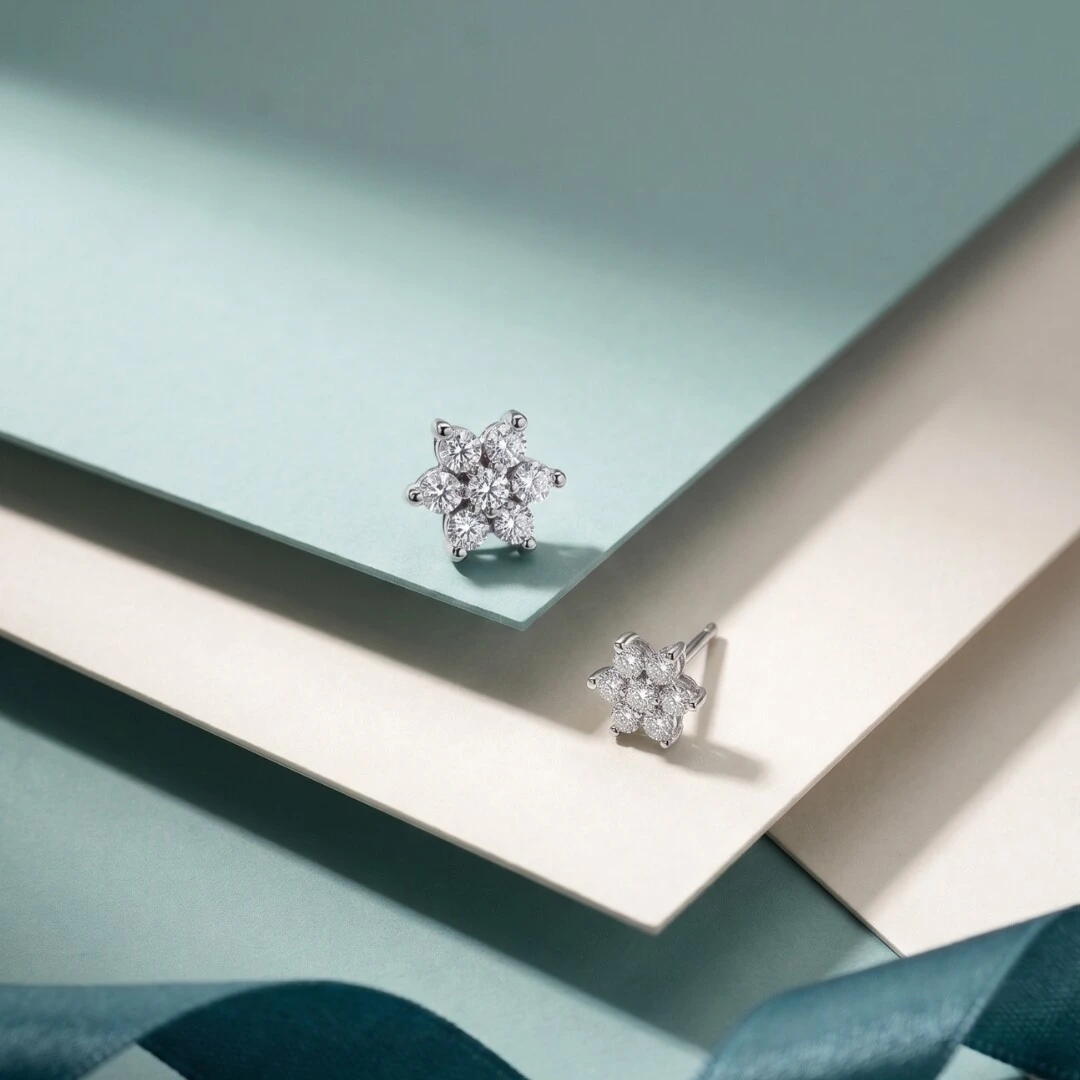 Foto Copiar Brinco Mini Flor Moissanite | Prata 925 com Ródio Branco | Certificado GRA | 5mm