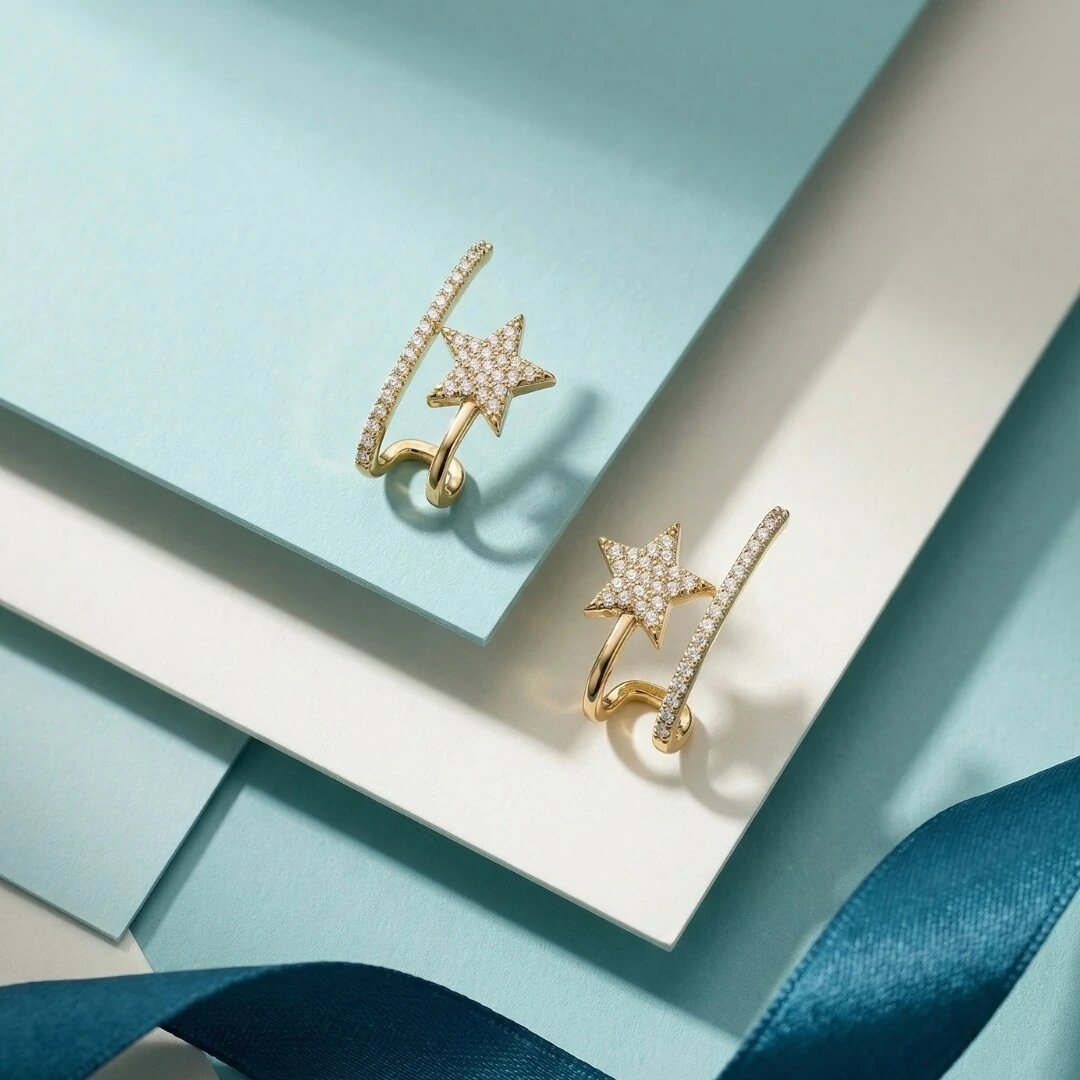 FotoBrinco Ear Hook Estrela Cravejada Zircônias | Banho de Ouro 18k | 2,1x1,3cm