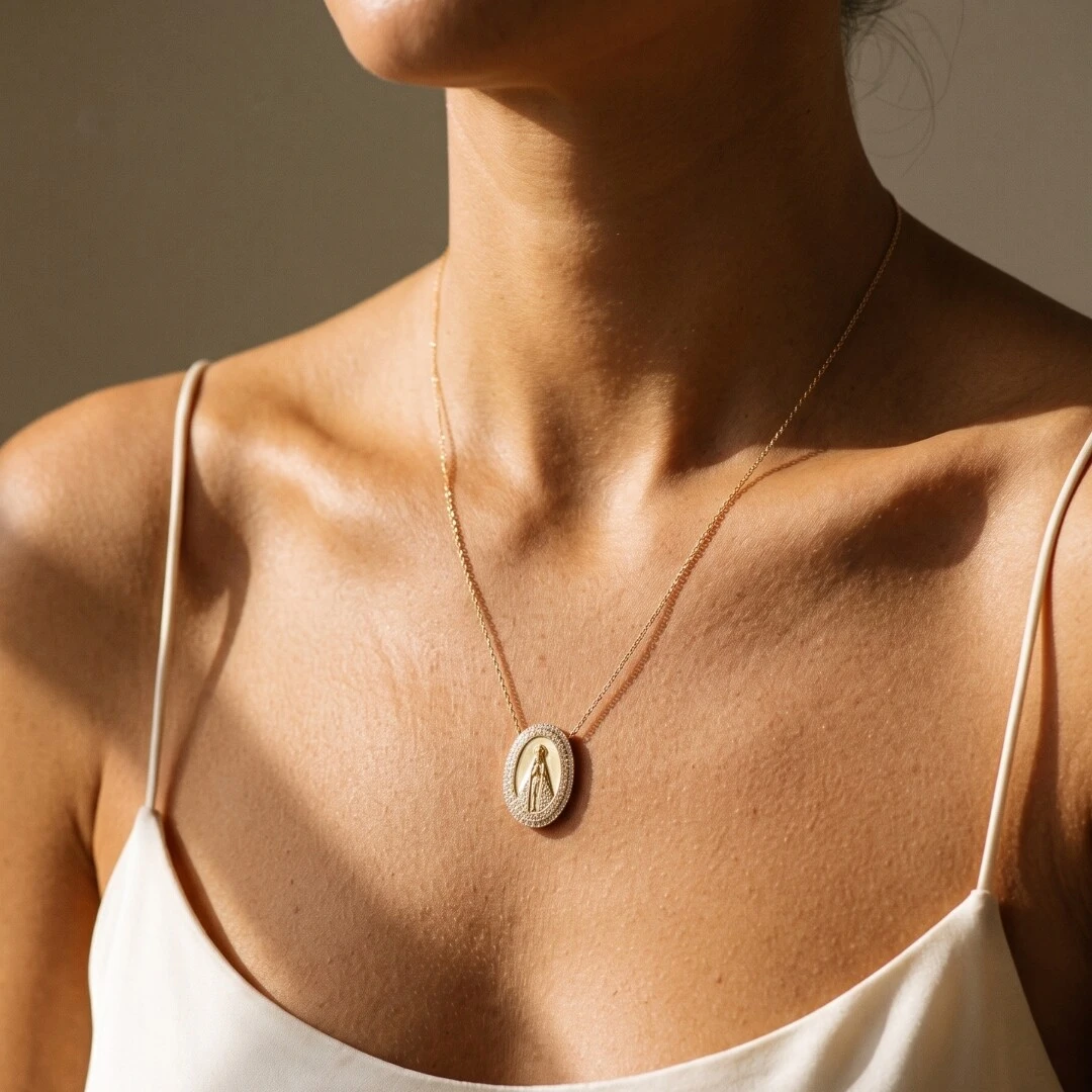 Foto Colar Oval Nossa Senhora Aparecida Uma Fileira de Moissanite Corrente Regulável Prata com Banho de O