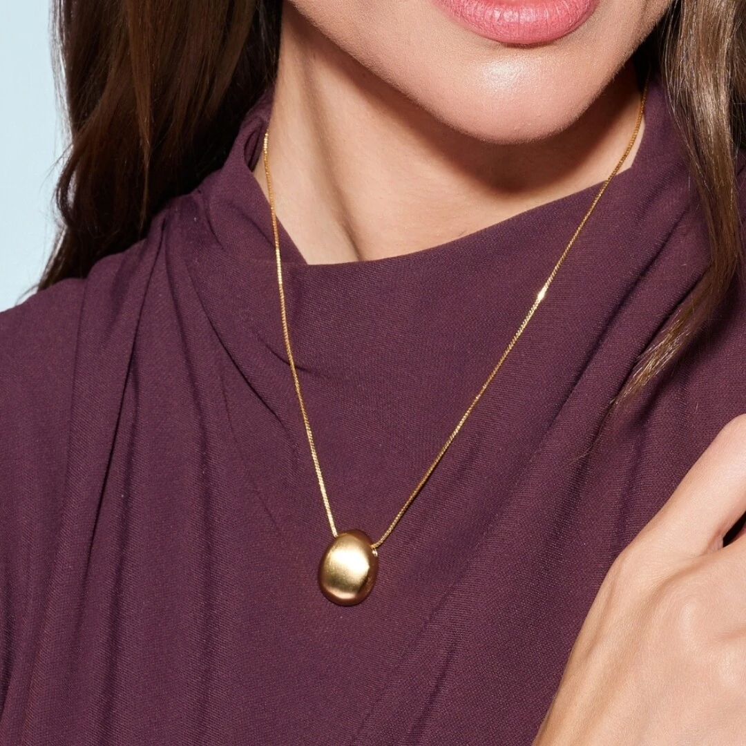 FotoColar Orgânico Botton Fosco Acetinado | Banho de Ouro 18k | Pingente 2,3x1,6cm | Corrente 40–50cm