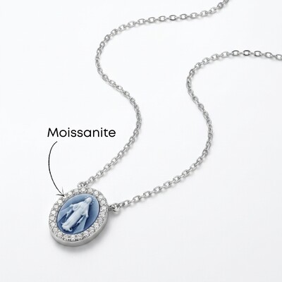 Foto Colar Nossa Senhora das Graças Camafeu Azul com Moissanites | Prata 925 com Ródio | 1,4 cm × 1,2 cm