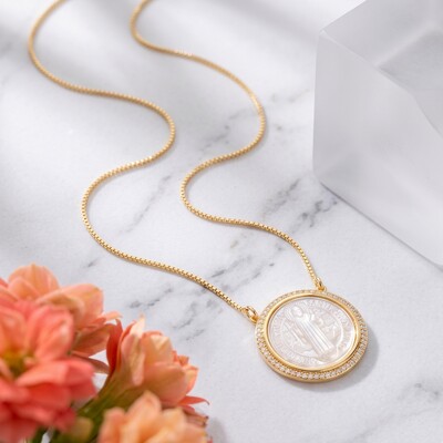 Foto Colar Medalha São Bento em Madrepérola com Zircônias | Liga Metálica Banho Ouro 18k | 45 cm + Extens