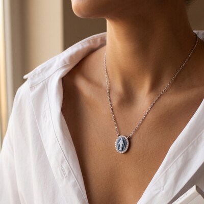Foto Colar Nossa Senhora das Graças Camafeu Azul com Moissanites | Prata 925 com Ródio | 1,4 cm × 1,2 cm