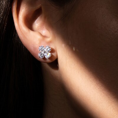 Foto Brinco Trevo com Moissanites G | Prata 925 com Ródio | 0,4 cm × 0,4 cm | 1,2 ct