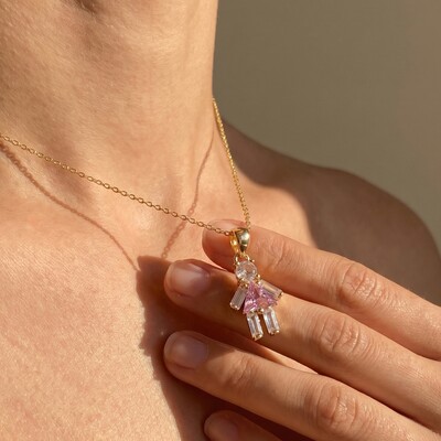 FotoPingente Menina Zircônia Rosa Baguete | Banho de Ouro 18k | 2,1x1,1cm