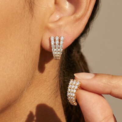 Foto Brinco Curvo Três Fileiras Zircônias Banho de Ouro 18 K