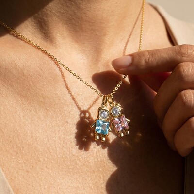 FotoPingente Menina Zircônia Rosa e Branca | Banho de Ouro 18k | 18x12mm