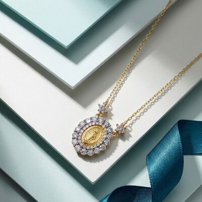 FotoColar Mini Nossa Senhora das Graças Moissanite | Prata com Banho de Ouro 18k | Corrente Regulável 40