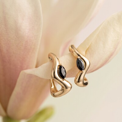 Foto Argola Curva com Cristal Navete Preto | Liga Metálica Banho Ouro 18k | 1,9 cm × 2,2 cm