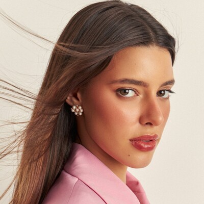 FotoBrinco Flor com Pérolas e Zircônias Banho de Ouro 18 K