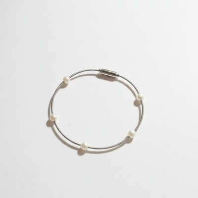 Foto Pulseira Corda de Violão Solitária Pérolas Ródio Branco