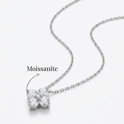 Foto Colar Pingente Trevo com Moissanites | Prata 925 com Ródio | 0,4 cm | 1,2 ct | 40–45 cm