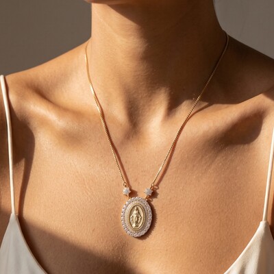 Foto Colar Nossa Senhora das Graças Moissanite Engaste Dourado Corrente Regulável Prata com Banho de Ouro