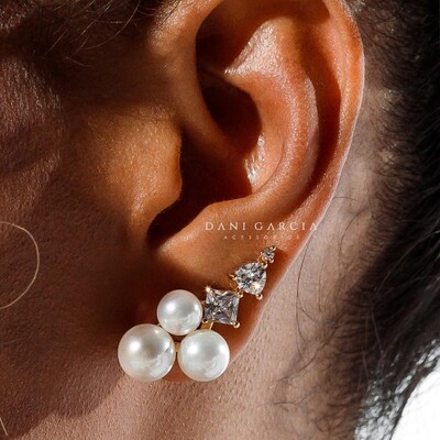 Foto Brinco Ear Cuff Pérolas e Zircônias Banho de Ouro 18 K Semijóia