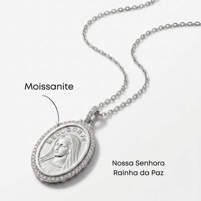 Foto Colar Medalha Nossa Senhora Rainha da Paz com Moissanites | Prata 925 com Ródio | 3 cm × 2 cm | 42–4