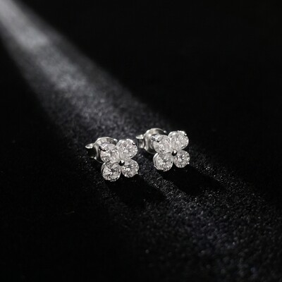 Foto Brinco Trevo com Moissanites | Prata 925 com Ródio | 0,3 cm × 0,3 cm | 0.4 ct