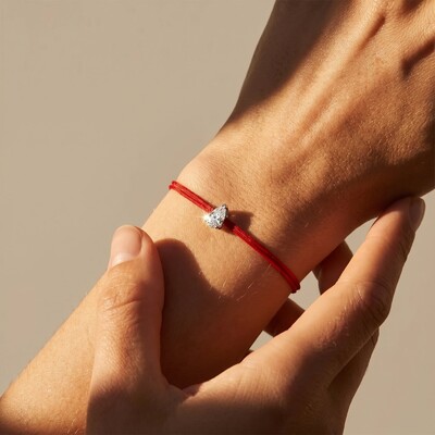 FotoPulseira Fio de Seda Vermelho Zircônia Gota | Prata 925 com Ródio Branco | Pingente 6x4mm | 16cm