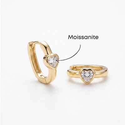 Foto Argola Retangular com Coração de Moissanite | Prata 925 com Ródio | 0,4 cm × 0,4 cm | 0,6 ct total