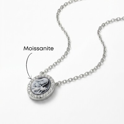 Foto Colar Santa Rita de Cássia Camafeu com Moissanites | Prata 925 com Ródio | 1,4 cm × 1,2 cm | 42–45 c