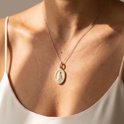 Foto Colar Oval Nossa Senhora Aparecida Liso Moissanite na Argola Corrente Regulável Prata com Banho de O