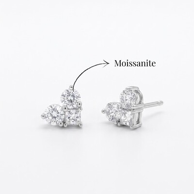 Foto Brinco Coração com Trio de Moissanites | Prata 925 com Ródio | 1 cm × 0,9 cm