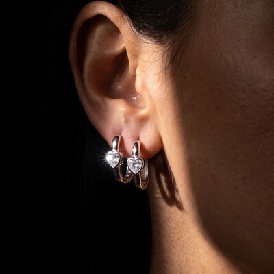 Foto Argola Retangular com Coração de Moissanite | Prata 925 com Ródio | 0,4 cm × 0,4 cm | 0,6 ct total