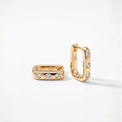 Foto Argola Retangular com Moissanites Fecho Click | Prata 925 com Banho Ouro 18k | 1,5 cm × 1 cm