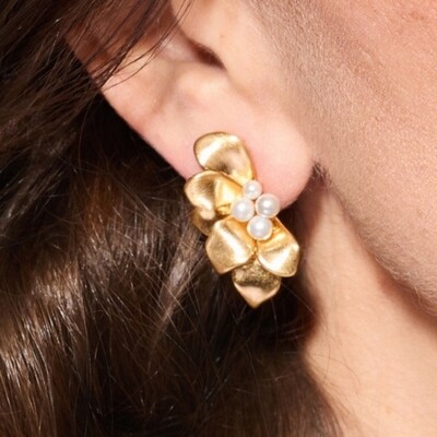 FotoBrinco Flor Pérola Acetinado Banho de Ouro 18 K