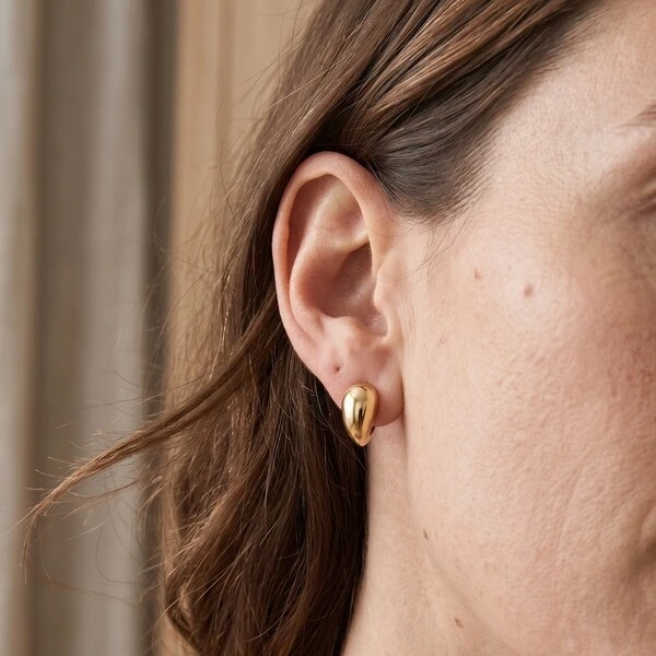 Brinco Meia Argola Lisa Abaulada | Banho de Ouro 18k | 1,5x1,4cm