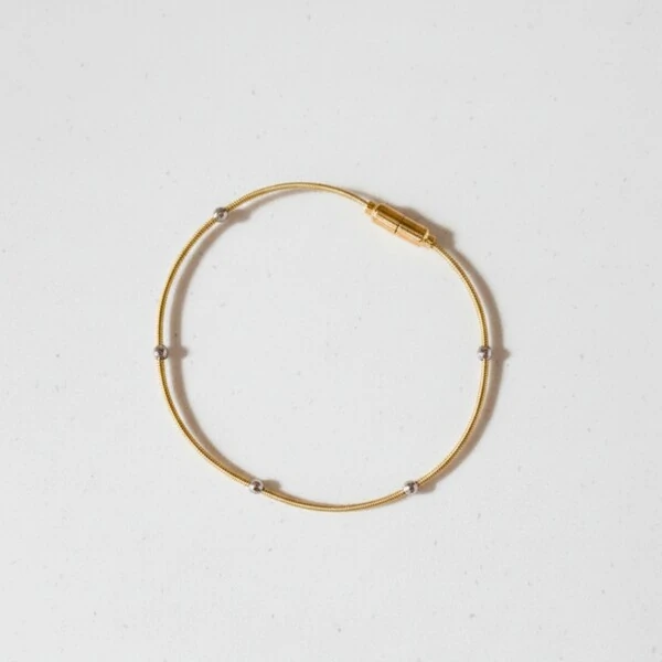 Pulseira Corda de Violão Solitária Bolinhas Invertidas Banho de Ouro 18 K