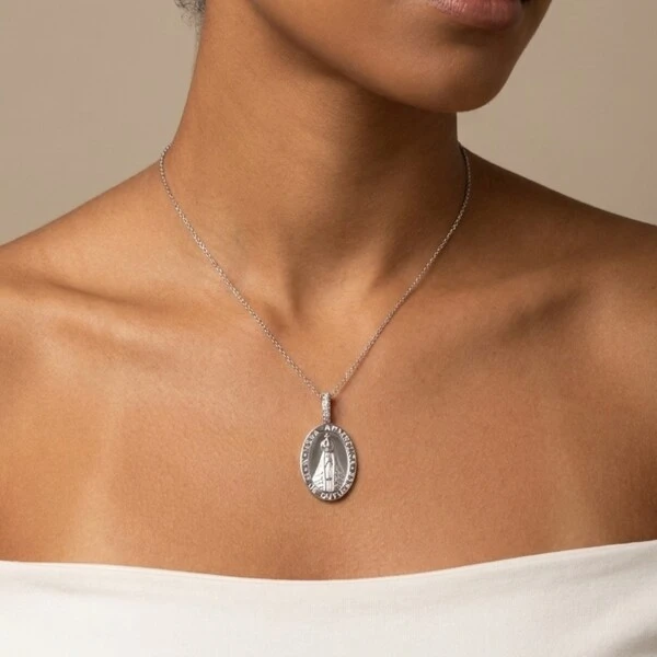Colar Oval Nossa Senhora Aparecida Liso Moissanite na Argola Corrente Regulável Prata com Banho de R