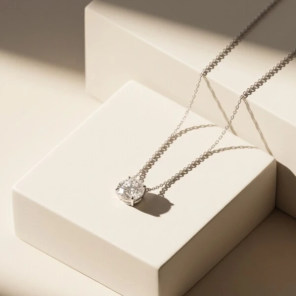 Colar Solitário Moissanite Redonda | Prata 925 com Ródio | 0,8 cm | 2 ct | Regula 40–50 cm
