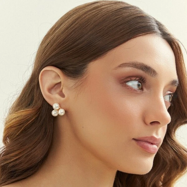Brinco Flor Pérolas Shell Miolo Zircônia Banho de Ouro 18 K