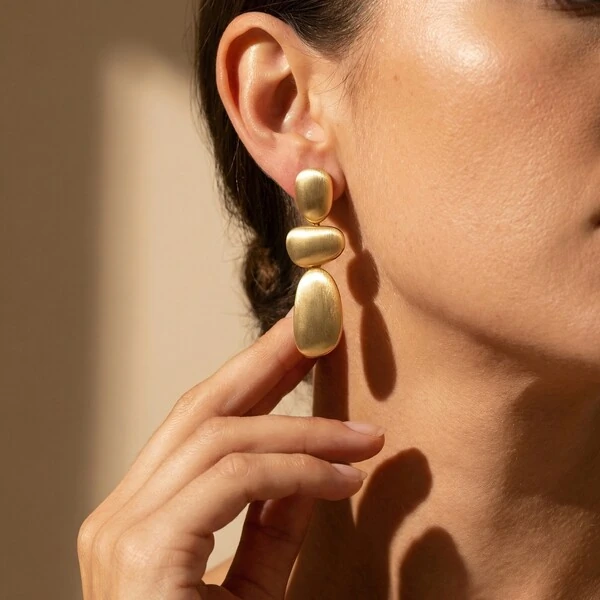 Brinco Pêndulo Fosco Duna Banho de Ouro 18 K