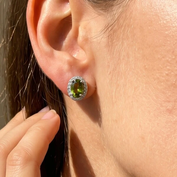 Brinco Oval Peridoto com Zircônias | Prata 925 com Ródio Branco | 1x0,9cm