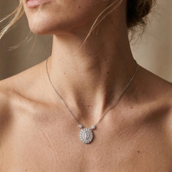 Colar Mini Nossa Senhora das Graças Moissanite | Prata 925 | Corrente Regulável 40–50cm