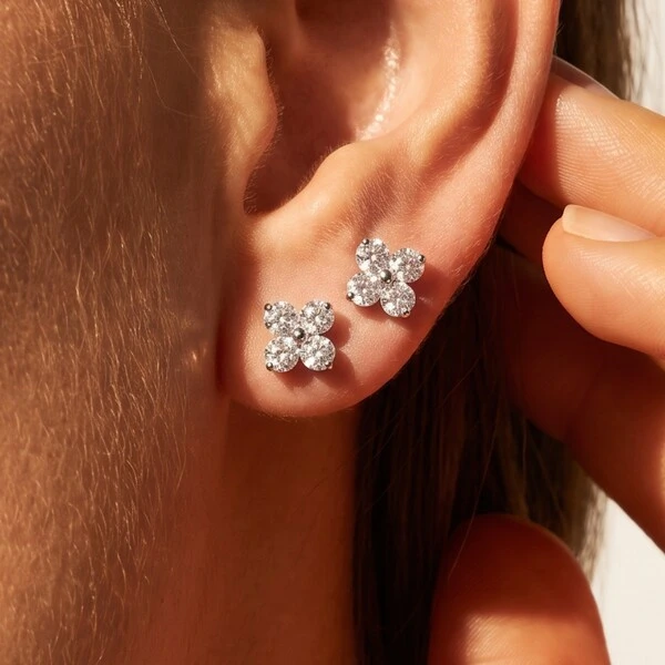 Brinco Trevo com Moissanites | Prata 925 com Ródio | 0,3 cm × 0,3 cm | 0.4 ct