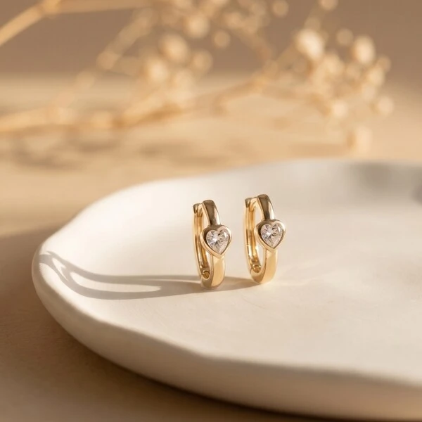 Argola Retangular com Coração de Moissanite | Prata 925 com Ródio | 0,4 cm × 0,4 cm | 0,6 ct total