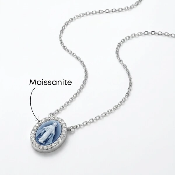 Colar Nossa Senhora das Graças Camafeu Azul com Moissanites | Prata 925 com Ródio | 1,4 cm × 1,2 cm 